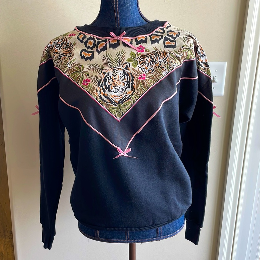 VTG Vintage Grandmillennial Granny Chic Tiger Sweatshirt Sz L